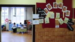 Aspecto que presenta un colegio electoral de Oviedo a primera hora de la ma�ana para las elecciones generales 