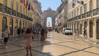 La reconstruida capital lisboeta, con la plaza del Comrcio al fondo