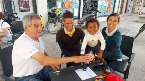Los peregrinos sellaron sus credenciales en Monforte antes de seguir viaje