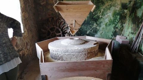 Interior de un molino de agua restaurado de Gontade