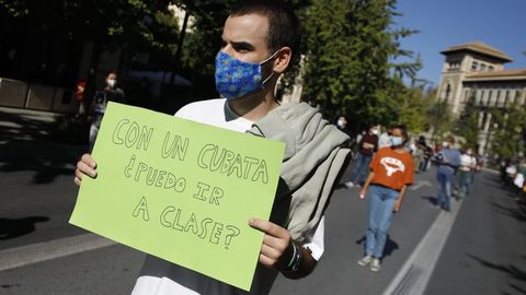 Manifestaci�n de estudiantes en protesta por la suspensi�n de las clases presenciales en la Universidad decretada por la Junta de Andaluc�a para frenar el avance de los contagios de coronavirus en la ciudad