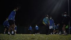 Futbolistas del equipo juvenil del EFM Boiro, durante una sesi�n de diciembre