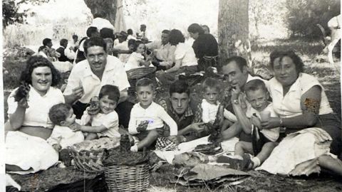 REPRODUCCION DE UNA FOTO HISTORICA DE UN GRUPO DE AMIGOS EN LAS FIESTAS DE SAN PEDRO EN CHANTADA ( LUGO ) EN 1955 FOTO - FOTO RODRIGO