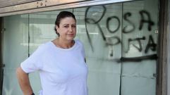 Rosa, delante de una pintada en uno de sus negocios.