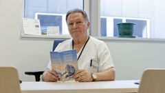 O doutor�Jos� Luis Dur�n, co seu libro no HULA, hospital no que exerce dende hai m�is de tres d�cadas.