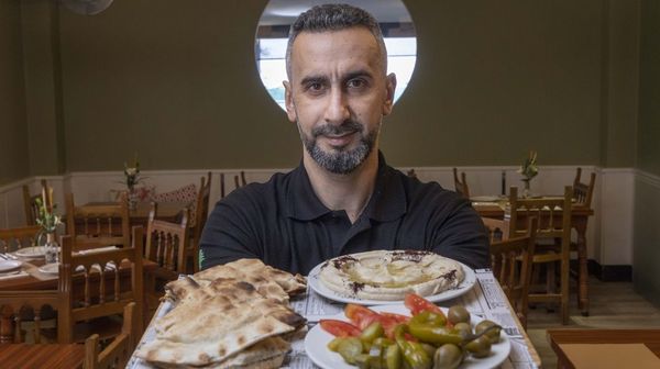Ahmad muestra el plato estrella libaneses del restaurante Al Bely.