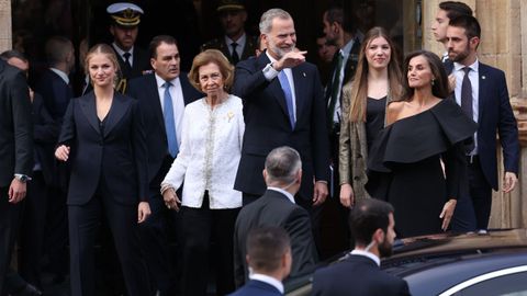 La Princesa Leonor, la Reina Sofía, el Rey Felipe, la Infanta Sofía y la Reina Letizia a la salida del Hotel Reconquista para dirigirse al Teatro Campoamor ante la ceremonia de entrega de los 'Premios Princesa de Asturias 2024', a 25 de octubre de 2024, en Oviedo