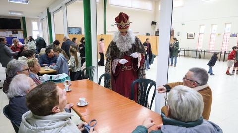 Melchor de charla con vecinos de Santa Ic�a, en Ferrol. 