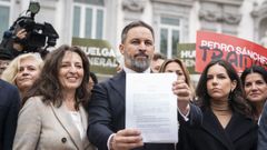 El l�der de Vox posa con una copia de la querella que presentaron ante el Supremo contra S�nchez y Puigdemont