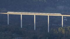 Un tren circulando por el viaducto de Porto, en la provincia de Ourense
