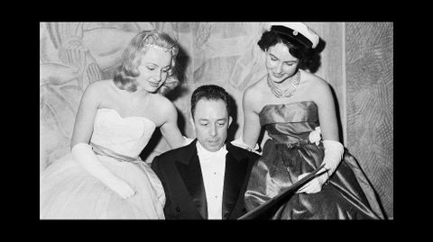 Albert Camus en el Ayuntamiento de Estocolmo cuando gan� el premio Nobel 