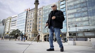 Manolo dibuja con su bast�n el nuevo mapa de los Cantones de A Coru�a