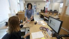 La profesora de la Escuela Oficial de Idiomas de Ferrol, Mar�a Xos� Conde, en la biblioteca con la docente encargada de la sala: Virginia Fern�ndez