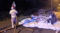 Un efectivo del SEM de Oleiros, en el lugar del accidente