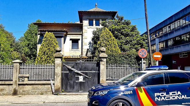 Tom&aacute;s Alonso. El n&uacute;mero 92 de esta avenida fue uno de los escenarios de la trama desarticulada en el 2022 por la Polic&iacute;a Nacional y que implic&oacute; el precinto judicial del chal&eacute;. 
