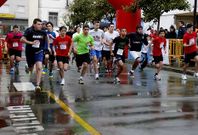 Imagen de la salida de una carrera popular celebrada este a�o en Camari�as.