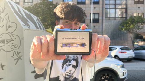 Adrin Pujana muestra orgullosamente su Walkman y camiseta de Liam Gallagher.