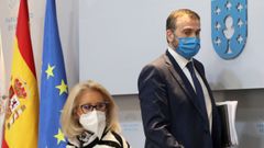 Jorge Aboal pasa por detr�s de Corina Porro este jueves en el Parlamento