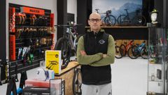 Carlos Moura posa desde su nueva tienda de ciclos. Ahora ubicada cerca del campus, contin�a vendiendo bicicletas, pero desde un espacio m�s amplio.