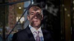 El exabogado de Trump, Michael Cohen, el lunes saliendo de su casa para testificar en el caso Stormy.