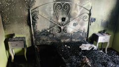 Una de las habitaciones afectadas, con la cama calcinada