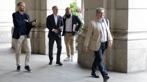 Los representantes del club, a su entrada a la reunin de ayer. De izquierda a derecha, el director corporativo, Jan Wappler; el director de comunicacin, Manu Sainz; el director de seguridad e instalaciones, Ivn Snchez, y el asesor legal, ngel Chavarra.