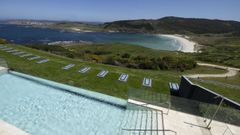 Vista de la playa de Lourido desde la piscina del parador.
