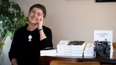 Alicia Freire con varios ejemplares de su �ltimo libro, �Lo que vuelve a tierra�