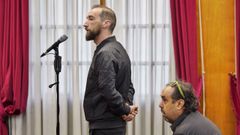 Manuel G. B., de pie, durante su declaración en la Audiencia de Ourense, acompañado del otro acusado, Iván V. S.