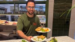Javier D�az, con algunos de los desayunos que ofrecen en Papla, en la plaza de Tabacos
