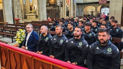 Los jugadores del CD Arenteiro en el templo de la Veracruz de O Carballiño realizando su tradicional ofrenda al patrón San Cibrao.