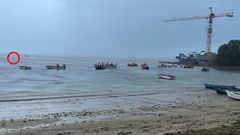 Mariscadores a flote de Cabo de Cruz. En rojo (a la izquierda), la boya que marca el l�mite de su zona de trabajo