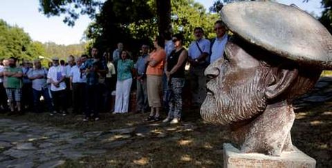 El busto de Moncho Valcarce presidi� el emotivo homenaje que ayer le rindieron en junto a la iglesia de Pontoxo.
