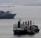 Una gabarra trasvasa fuel a un buque fondeado ayer frente a Gibraltar.