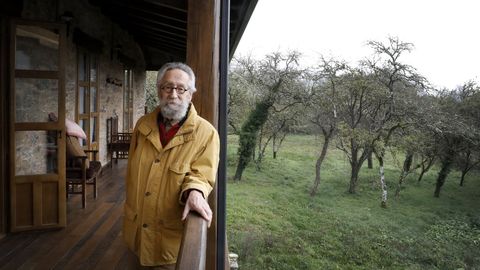 Gerardo Pardo de Vera mirando la finca desde su magnífica solana restaurada