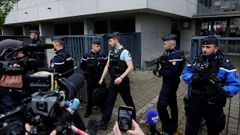 Gendarmes franceses se sitan frente al colegio Robert Schuman.