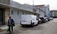 Los aparcamientos en el entorno de la plaza de abastos son fuente de conflictos. 
