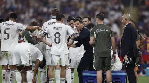 Xabi Alonso dando indicaciones a sus jugadores durante la pausa de hidrataci&oacute;n