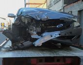 La parte frontal del coche de los los heridos qued� destrozada