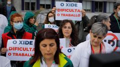 Profesionales sanitarios se concentraron ante el Chuac de A Coru�a para protestar por el programa de gesti�n de citas XIDE. 