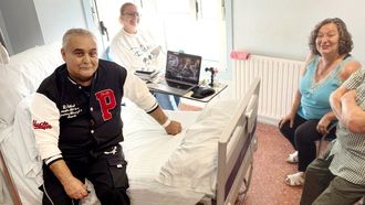 Leiro (izquierda), en la cama del hospital este viernes, el d�a que se cas� con su compa�era Bego�a (derecha)