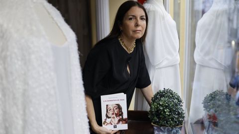 La escritora y dise�adora Bego�a Pe�amar�a con su �ltimo libro, �Los borrones de Dios�