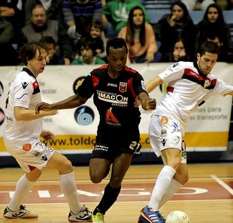 El Santiago Futsal puso m�s ganas y m�s juego que el Zaragoza, pero sufri� al final.