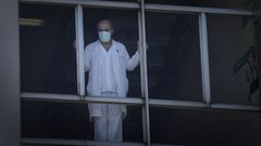 Chuac, pandemia del coronavirus. Profesional sanitario en la ventana del Hospital A Coru�a