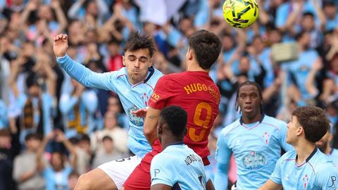 Hugo Duro, rodeado de jugadores del Celta, en la visita del Valencia a Bala�dos en la primera vuelta.