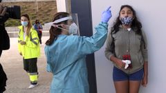 Una ni�a, en el covidauto del Hospital �lvaro Cunqueiro, al que tambi�n va gente a pie