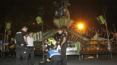 Polic�as investigando el accidente en la atracci�n El Giga Kanguro en Monforte en el 2010