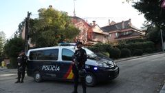 Agentes de la Polic�a Nacional ante la embajada de Ucrania