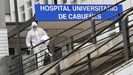 Efectivos de la Unidad Militar de Emergencias UME, durante las labores de desinfecci�n del hospital de Cabue�es de Gij�n realizadas durante la primera ola de la pandemia. ARCHIVO