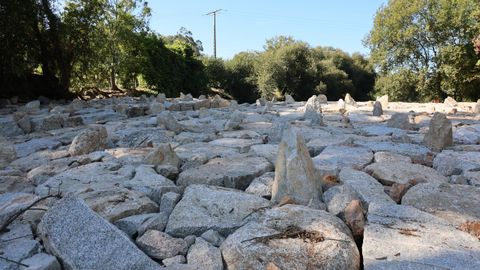 Con el cauce tan bajo como en esta temporada, el agua se filtra entre sus piedras, pero es incapaz de superar la altura de la estructura